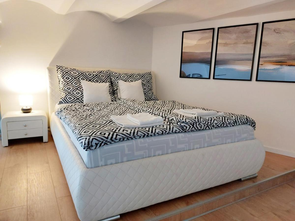 Square 16 Apartman - Absolutely Central Location With Self Check In Szombathely Eksteriør billede